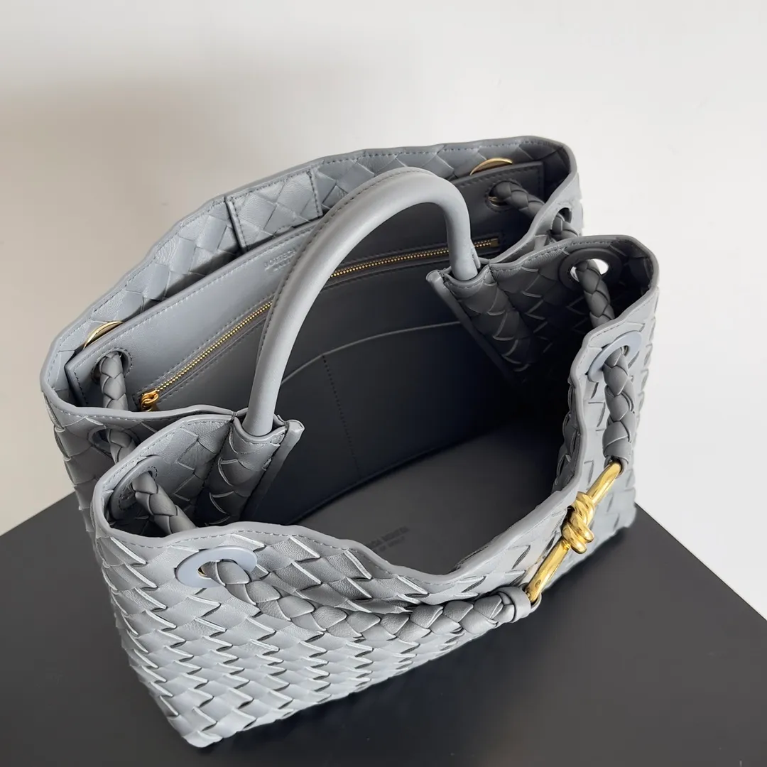 The 2023 new Andiamo batch of 2260 BV has been shipped‼ ️Really popular🔥The new Andiamo woven handbag launched by Bottega Veneta this season is really popular all over the world! ! Celebrities at home and abroad have worn it, and Oscar-winning actress Michelle Yeoh has taken it out on the street. Song Jia, Trai Yara, Yu Feihong, Sanji Ayaka, Rosie Hunting-Whiteley, Yoshioka Riho, etc. have all picked up this bag. It is classic and versatile, showing off its temperament, and the bag capacity is also large, which is very convenient for daily commuting! ! A variety of carrying methods, the shoulder straps can be adjusted by yourself, the original lambskin feels soft and delicate, and the unisex style breaks the gender boundaries and brings a more practical and long-lasting use experience. Andiamo, which has both elegant and casual styles, perfectly interprets the true appearance of "fashionable old money style". Style number: 743572 Size: 32*24*12